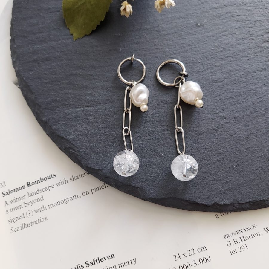 63.パールビーズと大ぶりチェーンの揺れるイヤリング[Photo1]