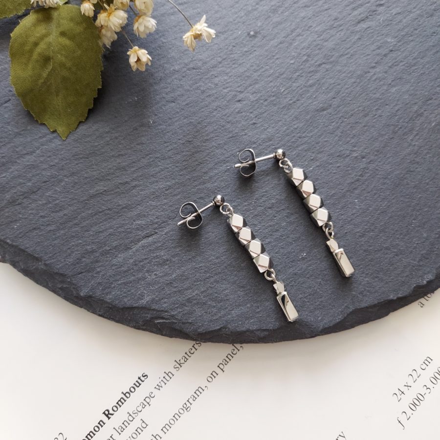 64．ミニ メタリック ビーズ ピアス[Photo1]